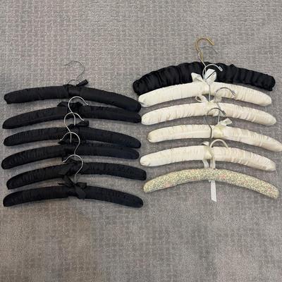 550 Mixed Lot of Black and White Padded Hangers