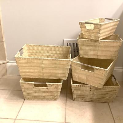 632 Assorted Plastic Woven Baskets
