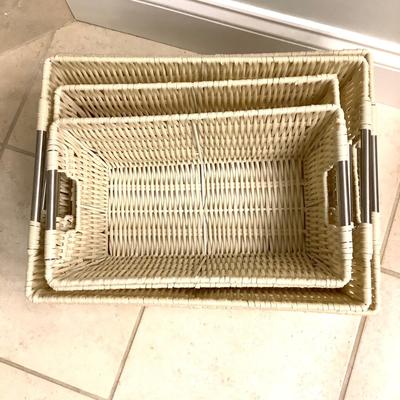 632 Assorted Plastic Woven Baskets