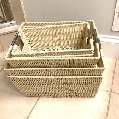 632 Assorted Plastic Woven Baskets