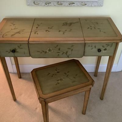 644 Floral Vanity & Matching Stool
