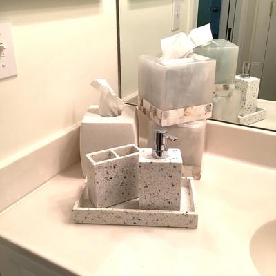 646 Bath Towels & Bathroom Decor Items