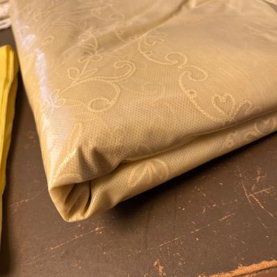 4 Table Cloths