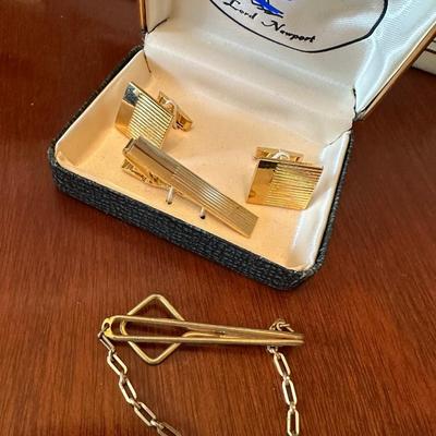 transistor radio, pencil sharpener and more lot