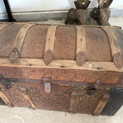 antique humpback trunk 