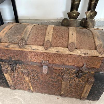 antique humpback trunk 