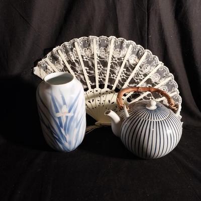 BEAUTIFUL ASIAN STYLE TEAPOT WITH BAMBOO HANDLE-VASE AND HANDFAN