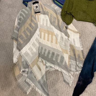 618 Lot of 5 Pull over Shawls/ Wraps