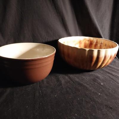 TWO VINTAGE MIXING BOWLS ONE MARKED "STONEWARE MADE IN USA"