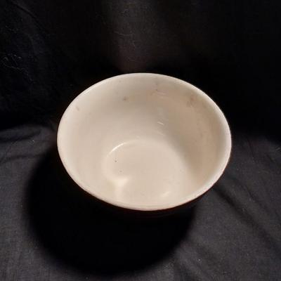 TWO VINTAGE MIXING BOWLS ONE MARKED "STONEWARE MADE IN USA"