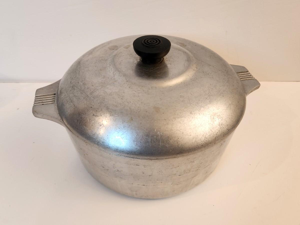Lot 83 MAGNALITE 5 Quart Pot w/lid