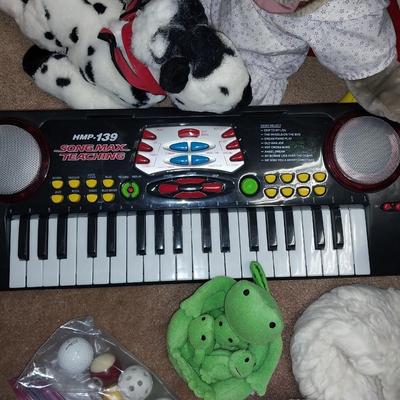 CHILD'S KEYBOARD, PLUSH ANIMALS AND MORE