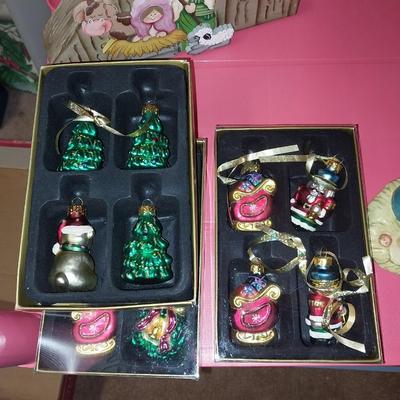 CHRISTMAS ORNAMENTS AND DECORATIONS