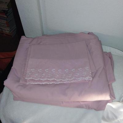 QUEEN BED SHEETS-NICE SOFT QUEEN BLANKET-THROWS AND TOSS PILLOWS