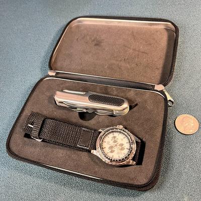 HANDSOME WATCH AND MULTIBLADE POCKET KNIFE IN ZIPPERED CASE, NEW, UNUSED