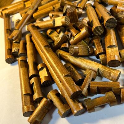 ASSORTMENT OF LINCOLN LOGS 
