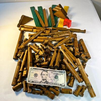 ASSORTMENT OF LINCOLN LOGS 