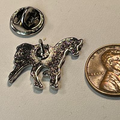NEW ON CARD SILVERTONE HORSE WITH TURQUOISE INSET TACK PIN