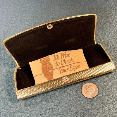 VINTAGE TEXTURED GOLD "HOLLYWOOD" STYLE EYE GLASS CASE w/POLISHING CLOTH INSIDE