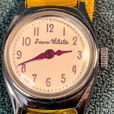 VINTAGE CIRCA 1950's SNOW WHITE WRISTWATCH WINDS UP AND RUNS!