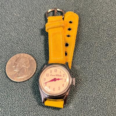 VINTAGE CIRCA 1950's SNOW WHITE WRISTWATCH WINDS UP AND RUNS!