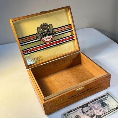 WOOD CIGAR BOX FROM DOMINICAN REPUBLIC BRASS CLASP