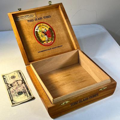 "ROMEO Y JULIETA" CIGAR BOX BRASS CLASPS