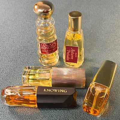 COLLECTION OF LITTLE PERFUME BOTTLES 5 COUNT: KNOWING, WHITE LINEN, BEAUTIFUL, 2 AVONS