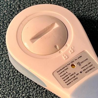 VICKS BRAND DIGITAL THERMOMETER COLOR CODED SCREEN, WASHABLE, WITH CASE