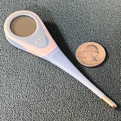 VICKS BRAND DIGITAL THERMOMETER COLOR CODED SCREEN, WASHABLE, WITH CASE