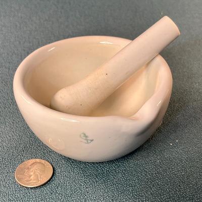 WHITE CERAMIC MORTAR & PESTLE