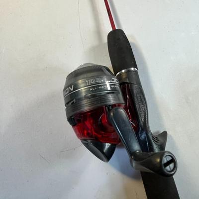 ZEBCO "DOCK DEMON" SHORTIE FISHING POLES X2  TAKE YOUR GRANDKIDS FISHING!
