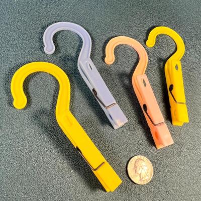 SET OF 4 HANGING CLOTHES PINS