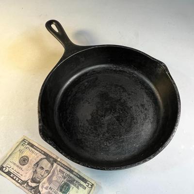 SK NICE 9" CAST IRON SKILLET WELL SEASONED
