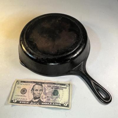 SK NICE 9" CAST IRON SKILLET WELL SEASONED