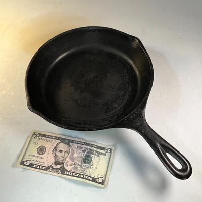 SK NICE 9" CAST IRON SKILLET WELL SEASONED