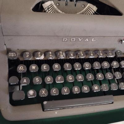 Vintage Royal Senior Companion Manual Typewriter in Hard Carry Case
