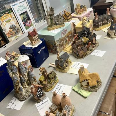 Cover photo  over 100 David Winter Cottages - do not bid