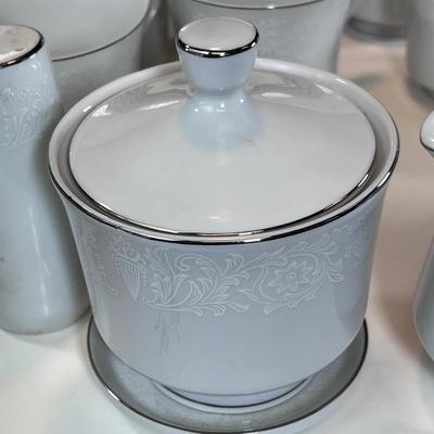92 pieces Crown Victoria fine China Lovelace