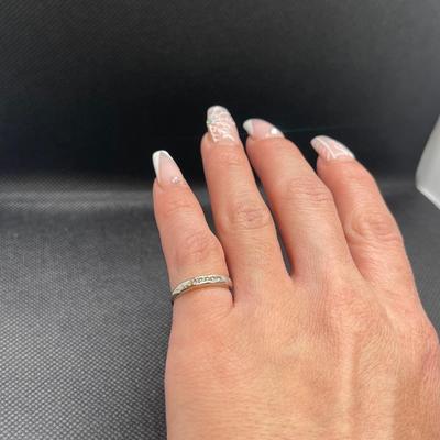 18K White Gold Diamond Band Ring Size 3.5