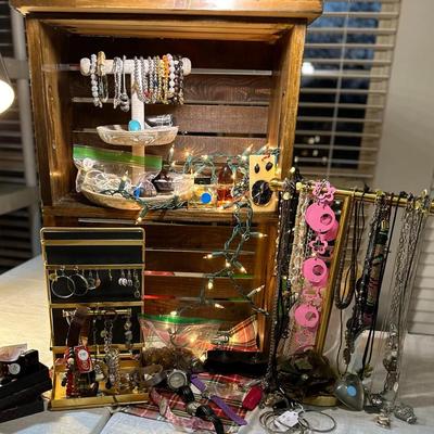 Lot 1: Jewelry Counter Selection