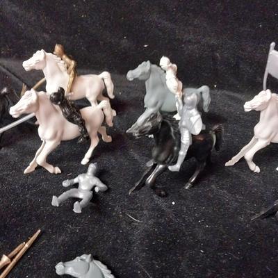 TOY KNIGHTS AND HORSES