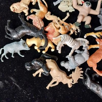 A LARGE COLLECTION OF PLASTIC ANIMALS