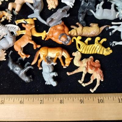 A LARGE COLLECTION OF PLASTIC ANIMALS