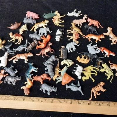 A COLLECTION OF PLASTIC TOY ANIMALS