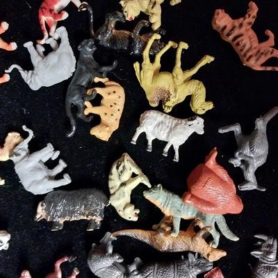 A COLLECTION OF PLASTIC TOY ANIMALS