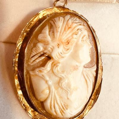 Vintage 10kt Gold Cameo Pendant-Brooch