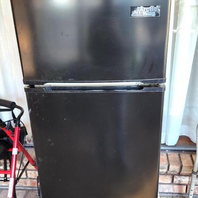 Lot #121  Arctic King Mini Fridge - works