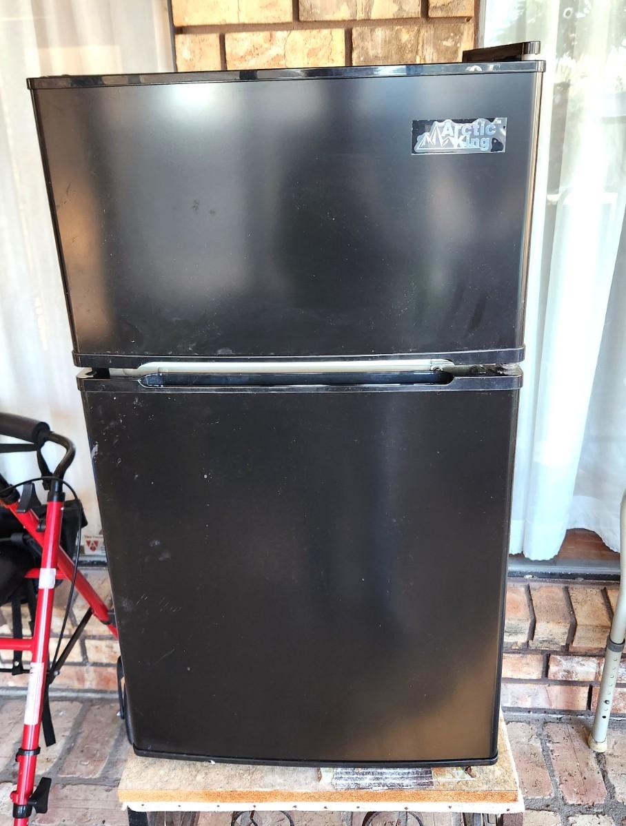 Lot 121 Arctic King Mini Fridge works