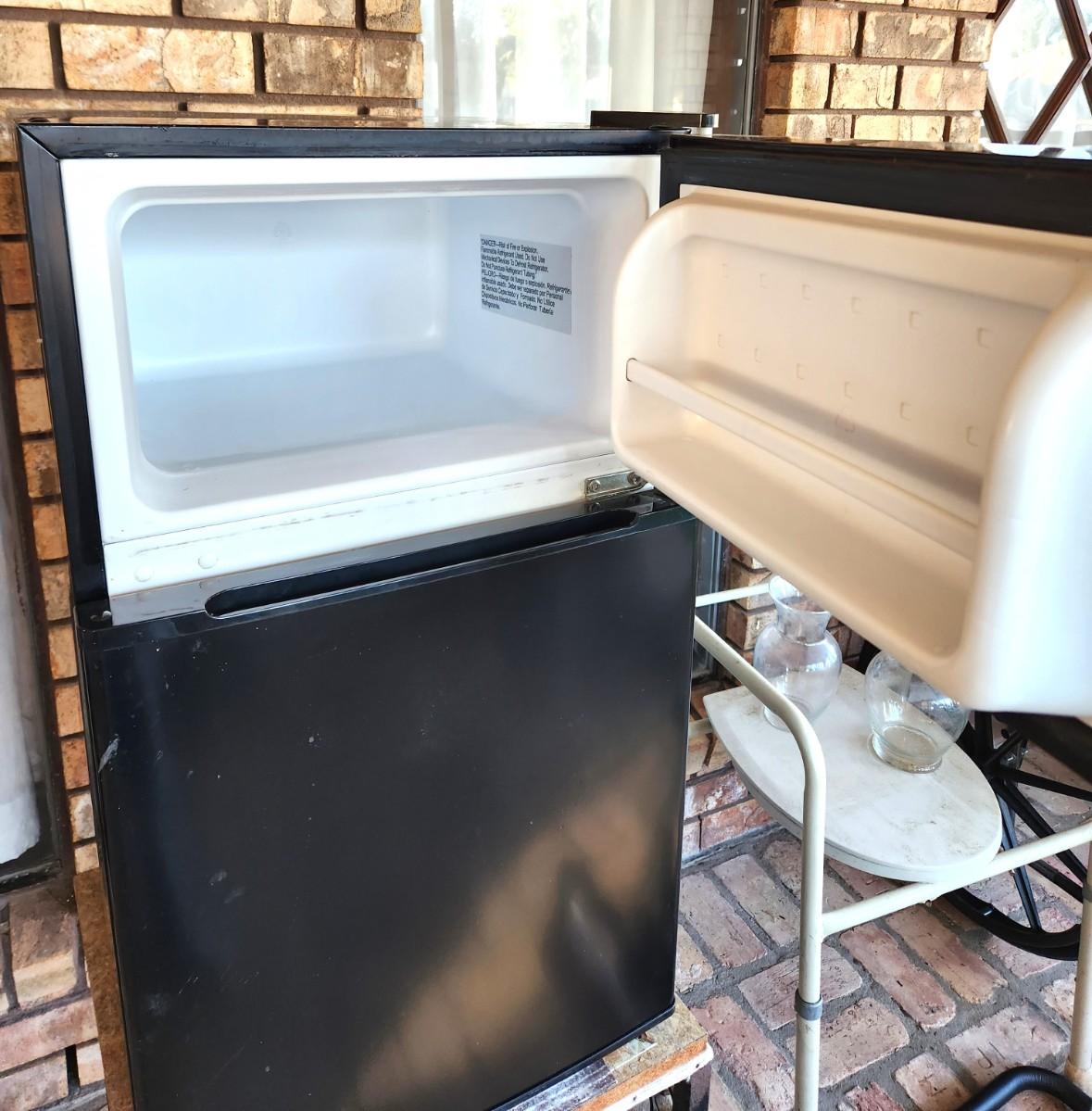 Lot 121 Arctic King Mini Fridge works